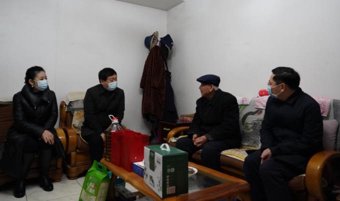 省国资委党委委员、副主任任兴文春节前夕带队走访慰问尊龙凯时集团老党员
