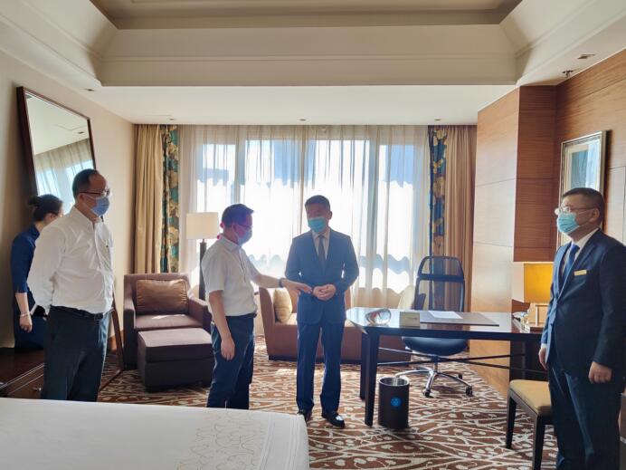 集团党委委员、董事郑贵林检查指导酒店疫情防控和防汛工作