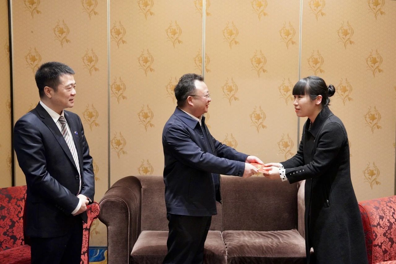 省国资委党委委员、副主任何政一行走访慰问省尊龙凯时集团生活困难党员