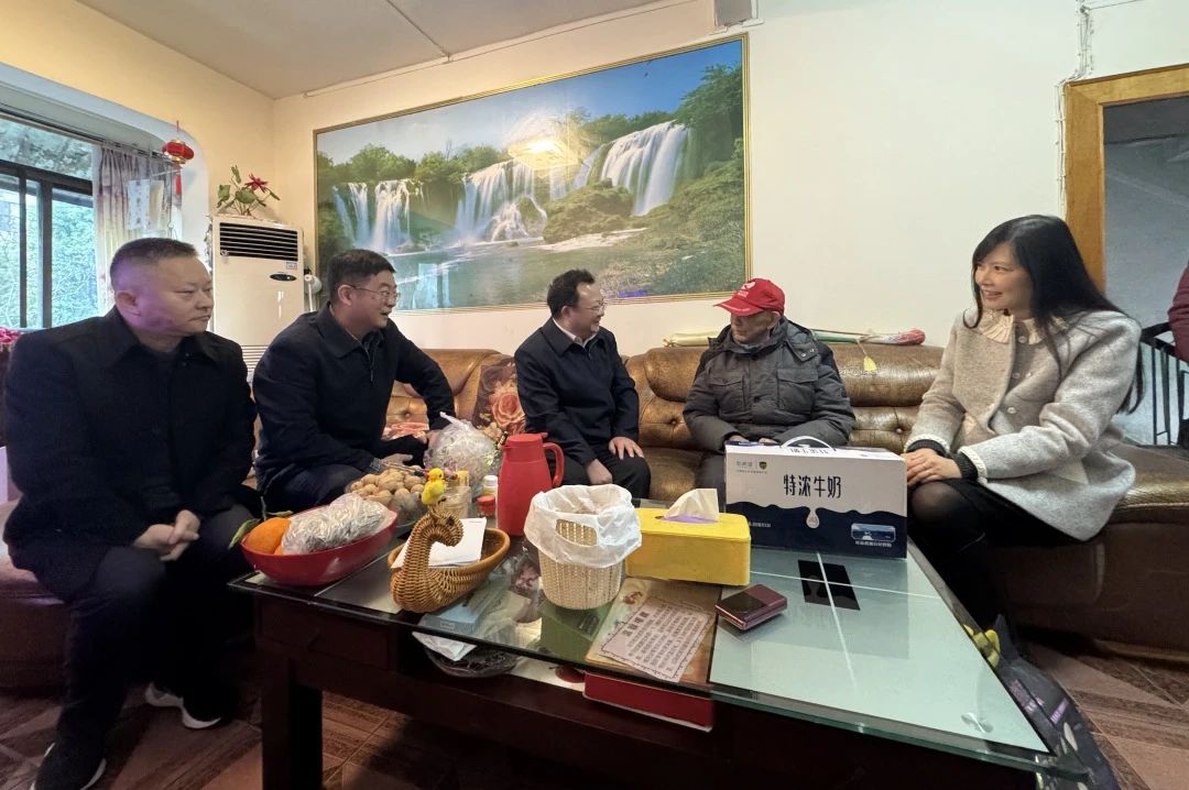 省国资委党委委员、副主任何政走访慰问省尊龙凯时集团老党员、老干部